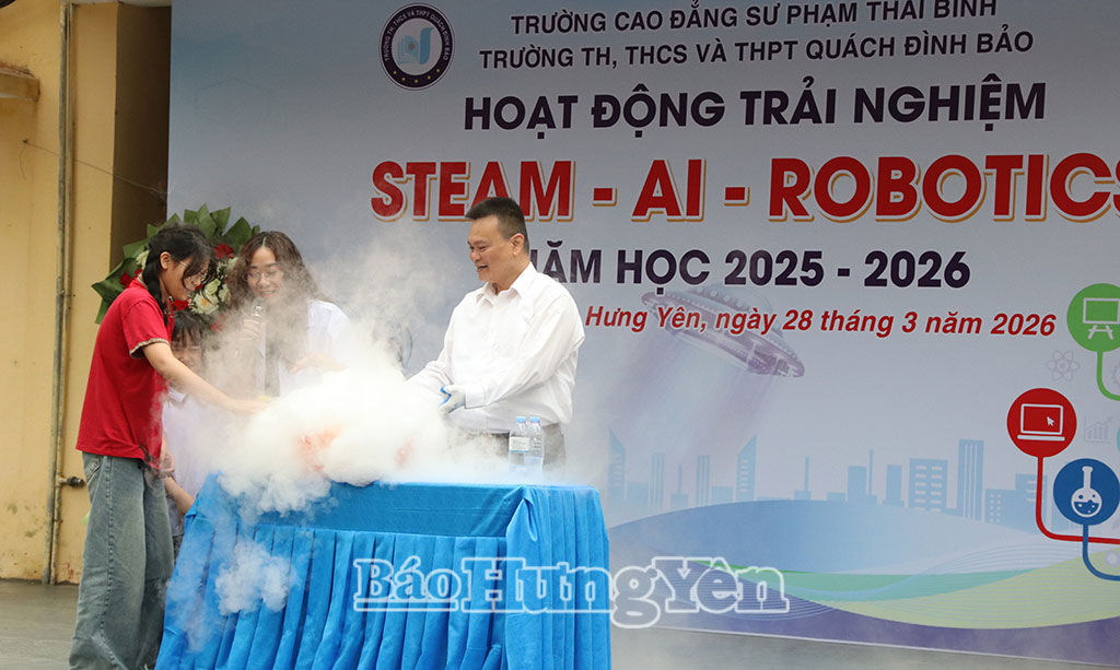 Học sinh và giáo viên làm thí nghiệm khoa học tại ngày hội STEAM - AI và Robotics”.