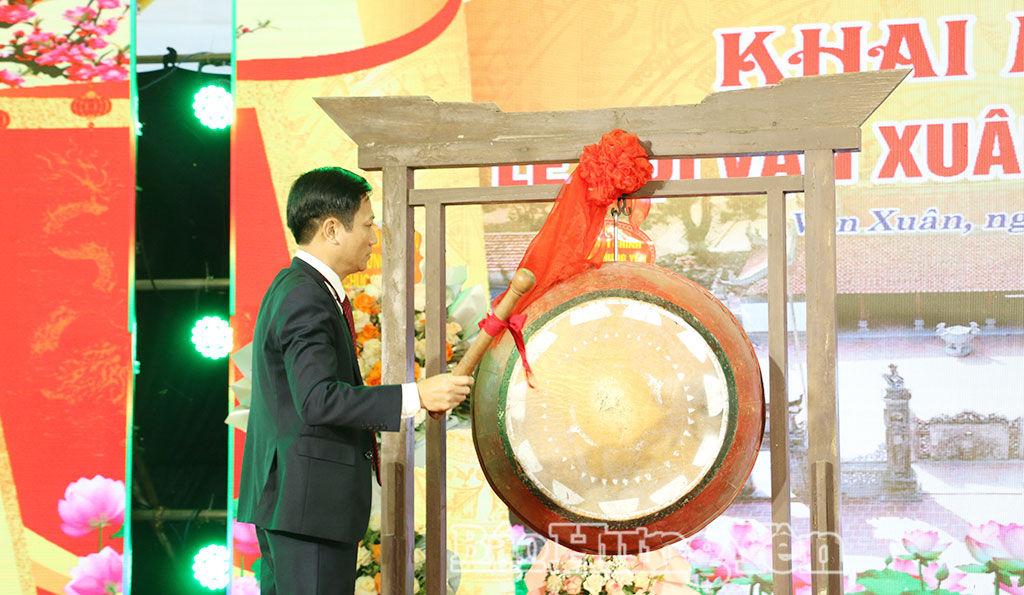 Lãnh đạo xã Vạn Xuân đánh trống khai hội.
