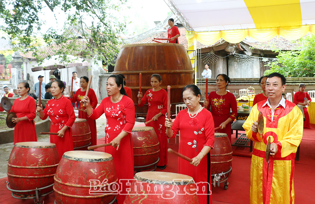 Màn trống hội tại lễ khai mạc.