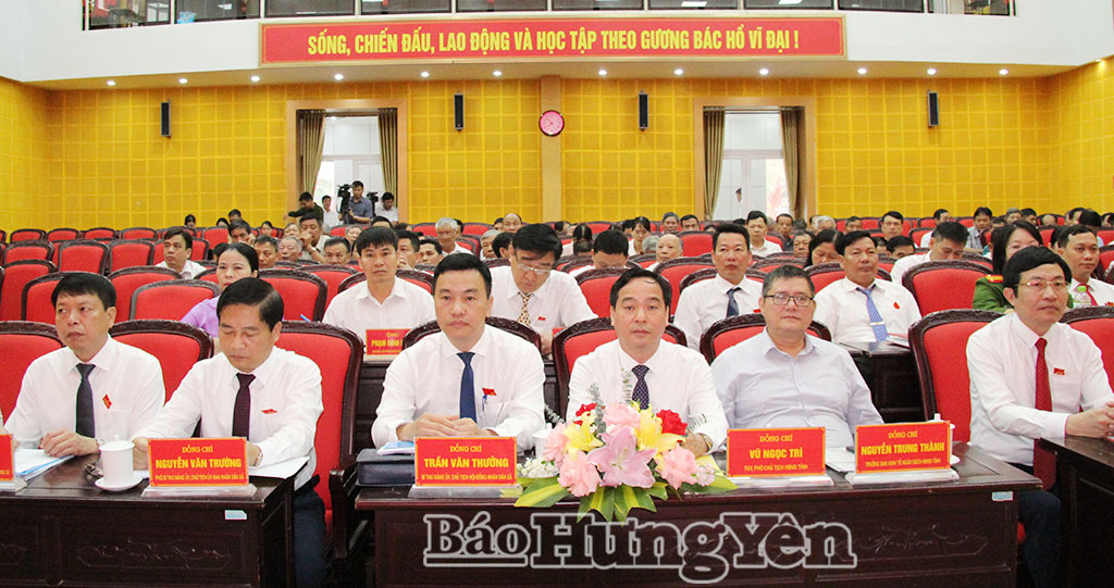 Đồng chí Vũ Ngọc Trì, Phó Chủ tịch HĐND tỉnh và các đại biểu dự kỳ họp.