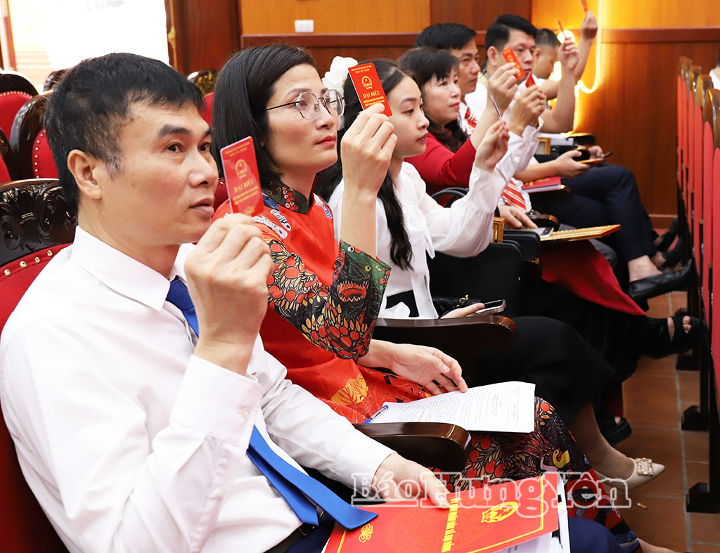 Các đại biểu biểu quyết thông qua nghị quyết tại kỳ họp.