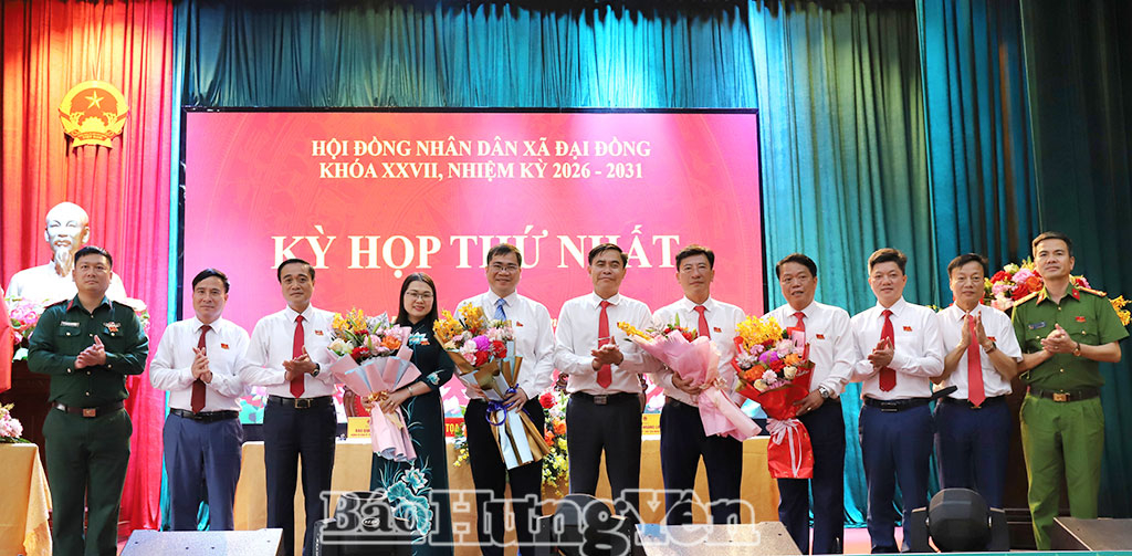 Tặng hoa chúc mừng Thường trực HĐND xã và Trưởng các ban của HĐND xã Đại Đồng nhiệm kỳ 2026 – 2031.