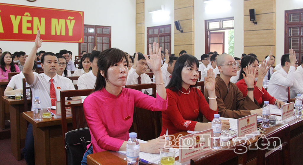 Các đại biểu biểu quyết thông qua các nghị quyết tại kỳ họp.