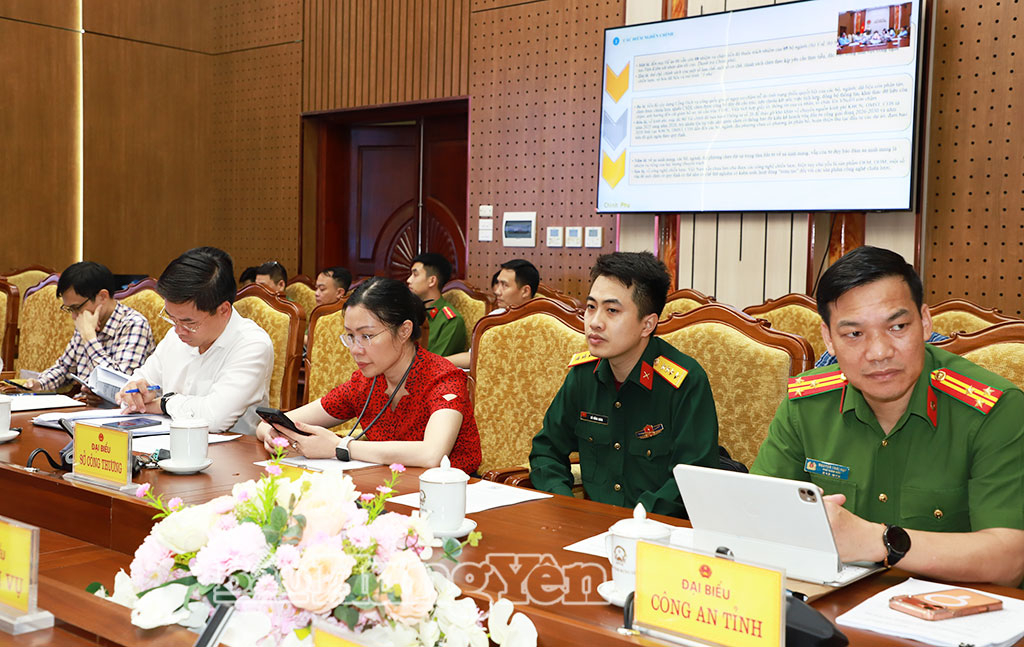 Đại diện các sở, ngành tham dự phiên họp.