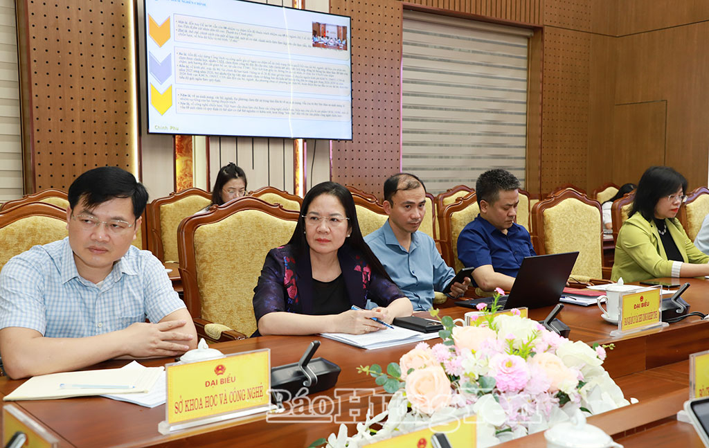 Đại diện các sở, ngành tham dự phiên họp.