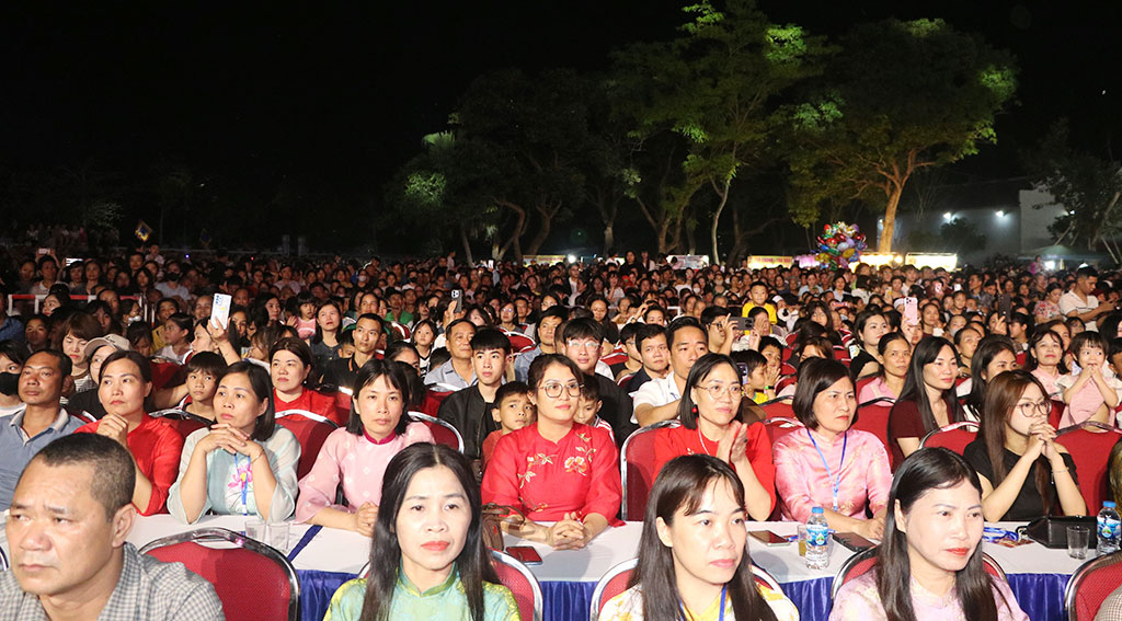 Chương trình thu hút đông đảo Nhân dân và du khách tham dự.