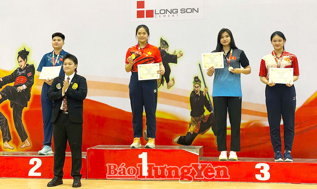 Vận động viên Nguyễn Thị Thu Hiền (ở giữa) giành huy chương vàng hạng 75 kg nữ.