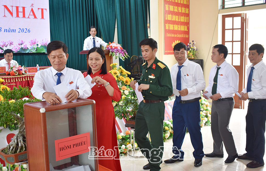 Các đại biểu bầu các chức danh chủ chốt của HĐND, UBND xã Nam Tiền Hải nhiệm kỳ 2026 - 2031.