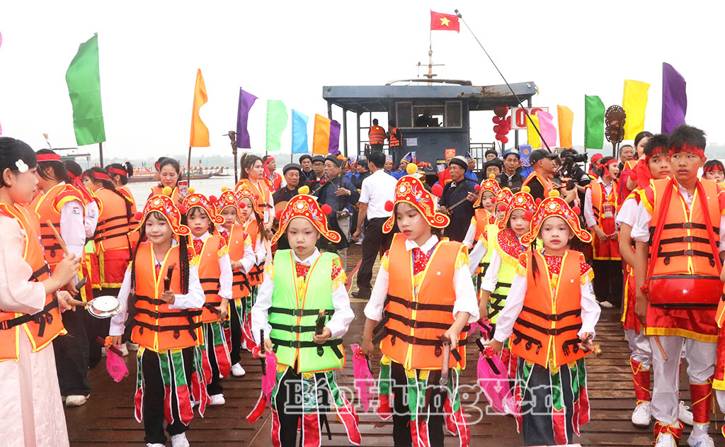 Biểu diễn múa sinh tiền trên thuyền rước nước tại Lễ hội Chử Đồng Tử – Tiên Dung.