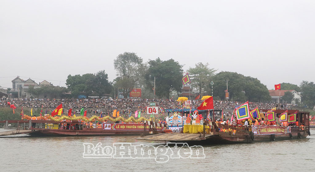 Đoàn thuyền rước nước di chuyển trên sông Hồng.