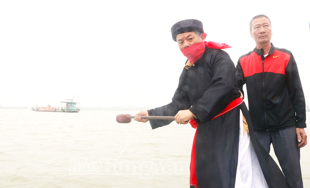 Các vị cao niên đại diện cho các làng thành kính thực hiện nghi lễ lấy nước thiêng giữa dòng Sông Hồng.