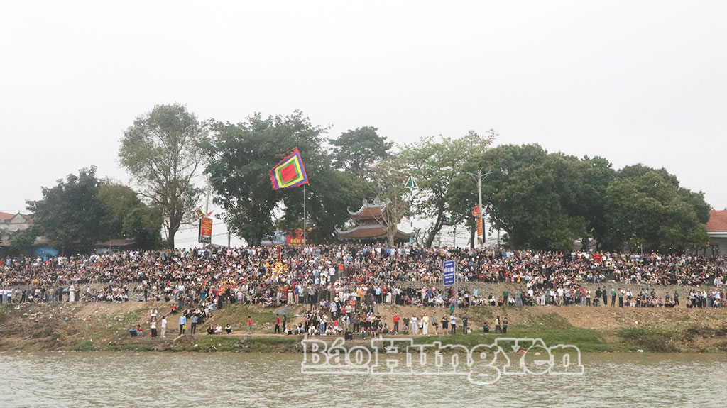 Đông đảo Nhân dân và du khách đón đoàn rước trở về đền Đa Hoà.