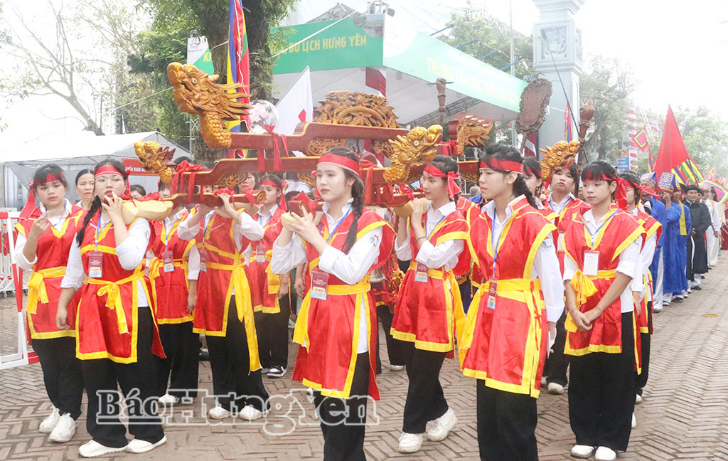 Đoàn rước nước di chuyển về đền thực hiện nghi lễ truyền thống.