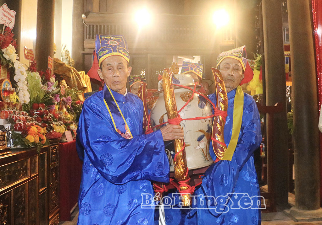 Chóe nước thiêng được cung rước vào hậu cung đền.