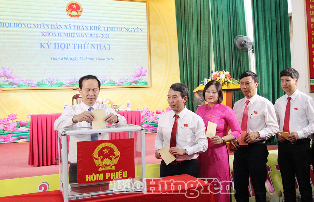 Các đại biểu bỏ phiếu bầu các chức danh chủ chốt của HĐND, UBND xã Thần Khê nhiệm kỳ 2026 - 2031.