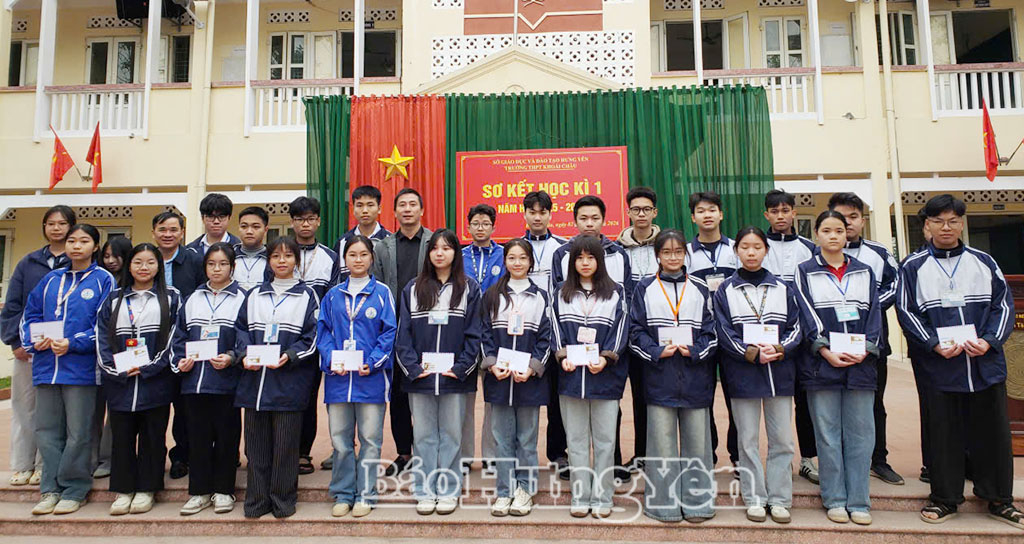 Khen thưởng học sinh có thành tích xuất sắc trong các phong trào thi đua.