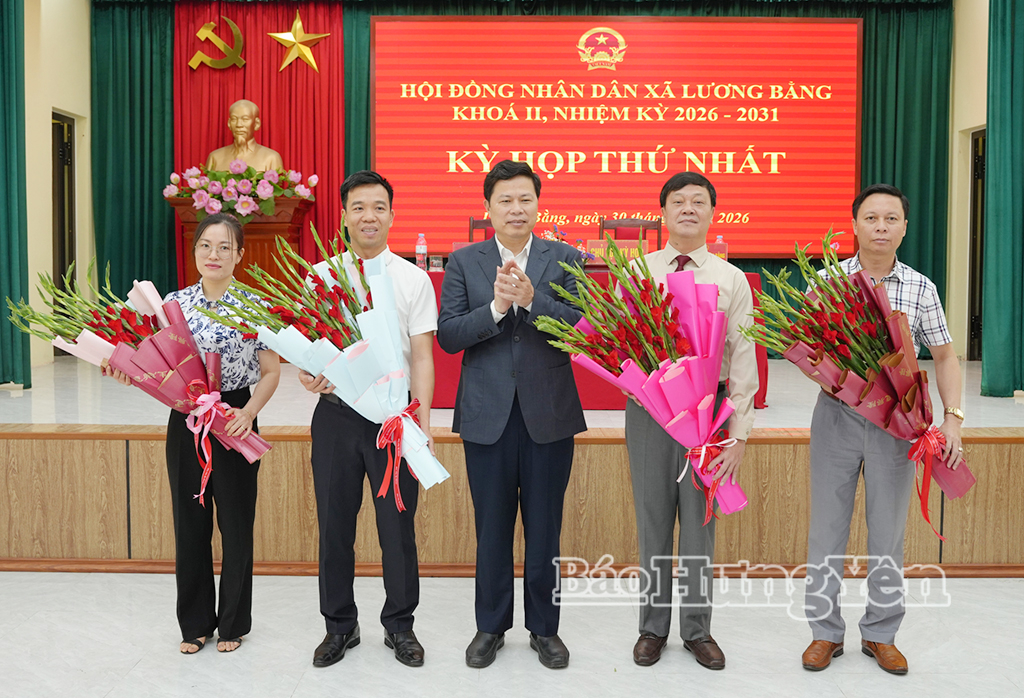 Đồng chí Phó Bí thư Thường trực Tỉnh ủy Trần Quốc Toản tặng hoa chúc mừng các đồng chí lãnh đạo chủ chốt của HĐND, UBND xã Lương Bằng nhiệm kỳ 2026-2031.