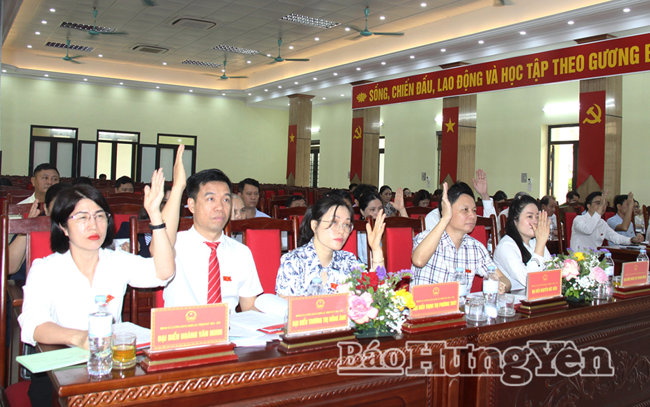 Các đại biểu biểu quyết thông qua nghị quyết tại kỳ họp.