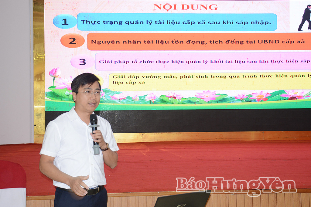 Giảng viên trao đổi, phổ biến kiến thức, kỹ năng, nghiệp vụ chỉnh lý và số hóa tài liệu lưu trữ tồn đọng.