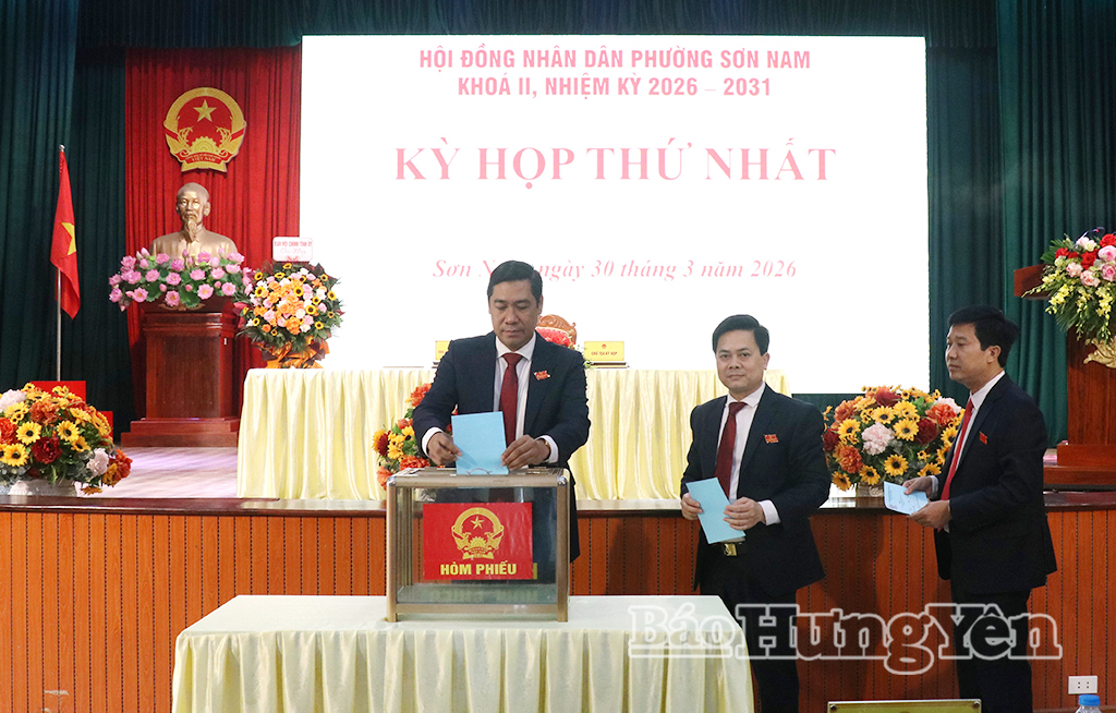 Đại biểu bỏ phiếu bầu các chức danh chủ chốt của HĐND, UBND phường Sơn Nam nhiệm kỳ 2026 - 2031.