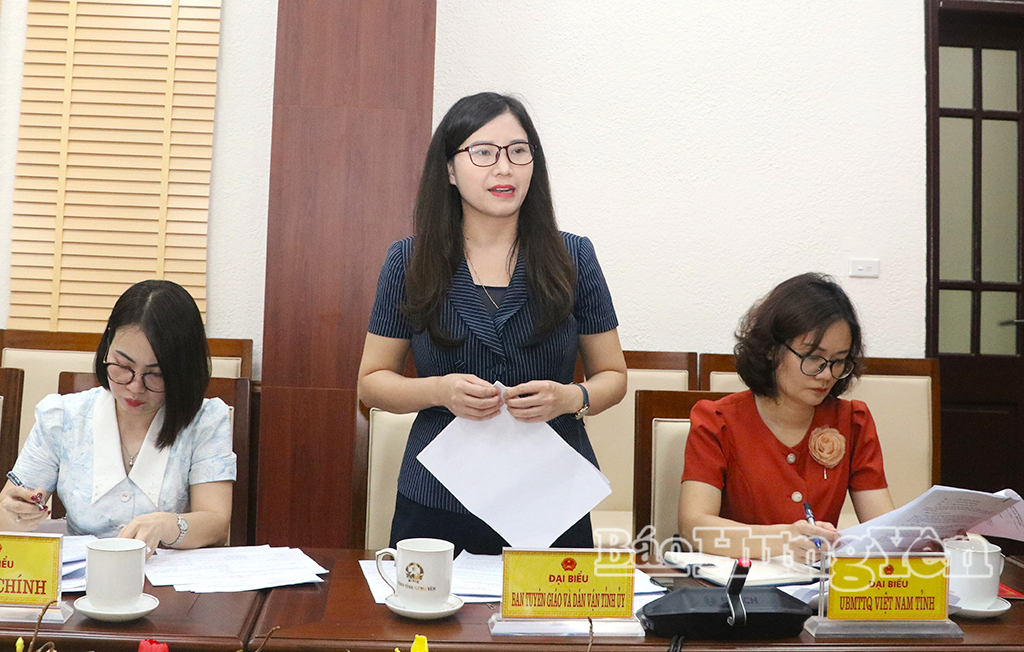 Lãnh đạo Ban Tuyên giáo và Dân vận Tỉnh ủy phát biểu tại cuộc họp.