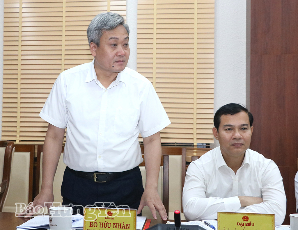 Đồng chí Giám đốc Sở Văn hóa, Thể thao và Du lịch phát biểu tại cuộc họp.