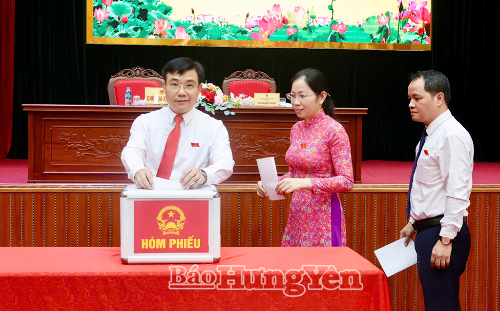 Các đại biểu bầu các chức danh chủ chốt HĐND, UBND phường Đường Hào.