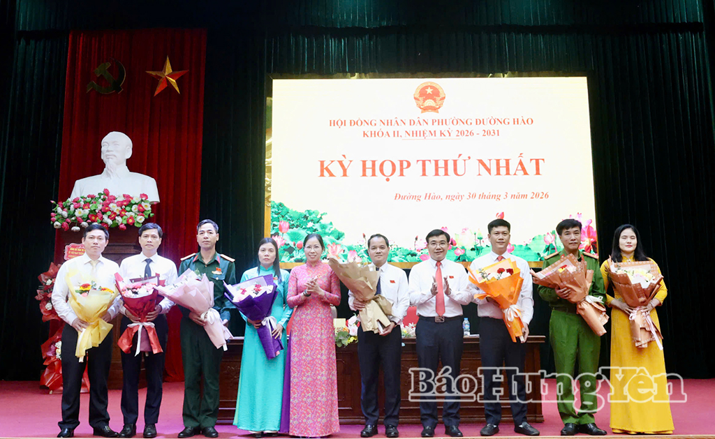 Tặng hoa chúc mừng các đồng chí được bầu giữ các chức vụ Chủ tịch, Phó Chủ tịch UBND, Ủy viên UBND phường  Đường Hào.