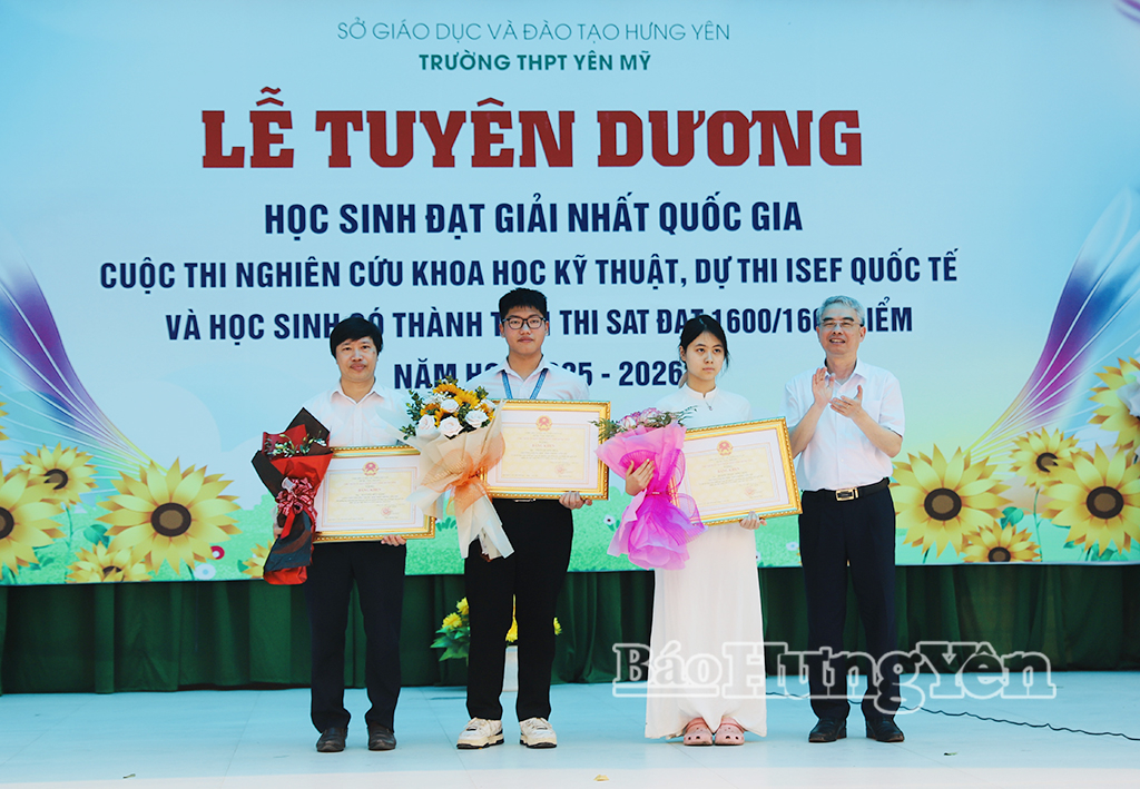 Đồng chí Giám đốc Sở Giáo dục và Đào tạo Phạm Đồng Thụy trao Bằng khen của Chủ tịch UBND tỉnh tặng học sinh, giáo viên Trường THPT Yên Mỹ.