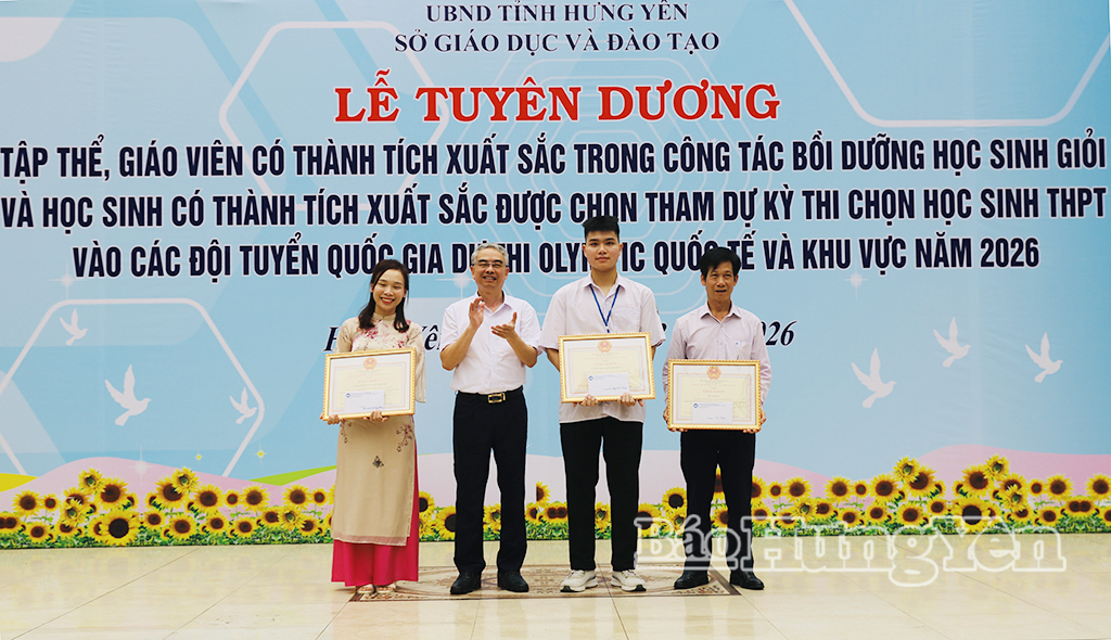 Đồng chí Giám đốc Sở Giáo dục và Đào tạo Phạm Đồng Thụy trao Giấy khen tặng học sinh, giáo viên Trường THPT Chuyên Hưng Yên.