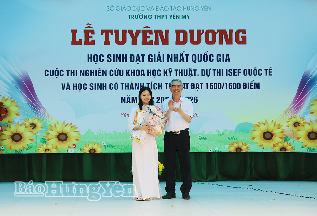 Đồng chí Giám đốc Sở Giáo dục và Đào tạo Phạm Đồng Thụy tặng Giấy khen cho học sinh Trường THPT Yên Mỹ.