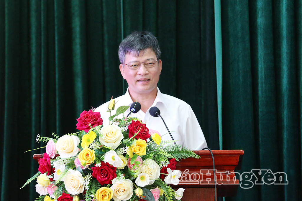 Đồng chí Phó Chủ tịch Thường trực HĐND tỉnh Lê Xuân Tiến phát biểu tại kỳ họp.