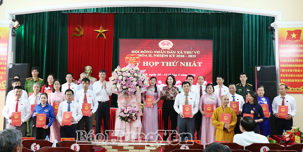 Đồng chí Phó Chủ tịch Thường trực HĐND tỉnh Lê Xuân Tiến tặng hoa chúc mừng HĐND xã Thư Vũ khóa II, nhiệm kỳ 2026 - 2031.