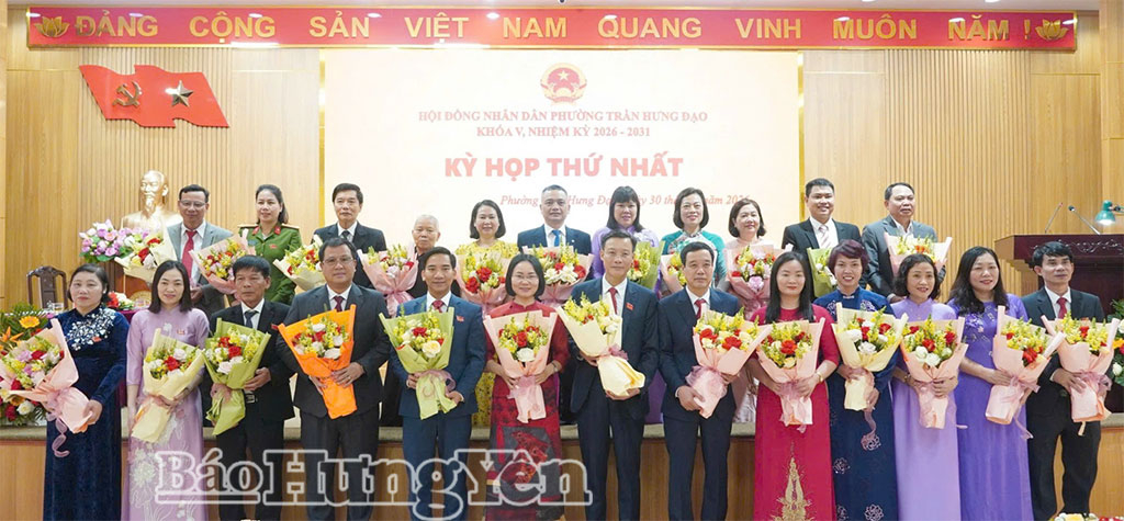 Lãnh đạo phường Trần Hưng Đạo tặng hoa chúc mừng các đại biểu HĐND phường khoá V, nhiệm kỳ 2026- 2031. Ảnh: Minh Nguyệt