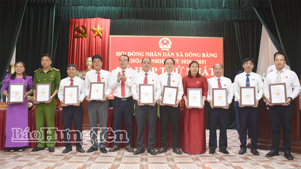Lãnh đạo xã Đồng Bằng trao chứng nhận cho các đồng chí trúng cử đại biểu HĐND xã khóa II, nhiệm kỳ 2026 - 2031.