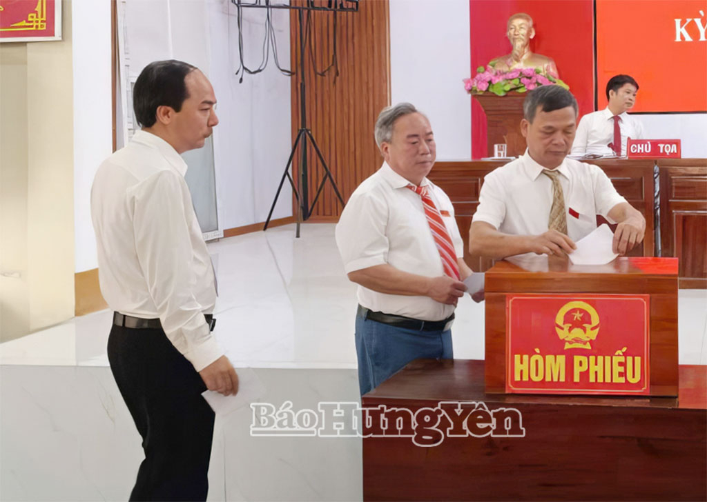 Các đại biểu HĐND xã Bình Nguyên bỏ phiếu bầu chức danh chủ chốt của HĐND, UBND xã.