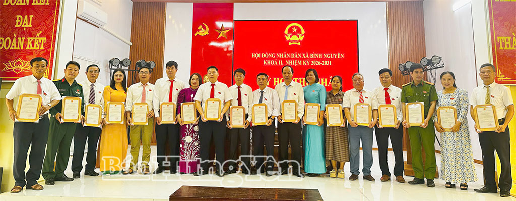 Trao giấy chứng nhận đại biểu HĐND xã Bình Nguyên, nhiệm kỳ 2026 - 2031. Ảnh: Phương Chi