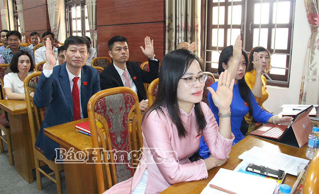 Các đại biểu biểu quyết thông qua nghị quyết tại kỳ họp thứ nhất, HĐND xã Như Quỳnh khóa II, nhiệm kỳ 2026 - 2031. Ảnh: Thu Yến