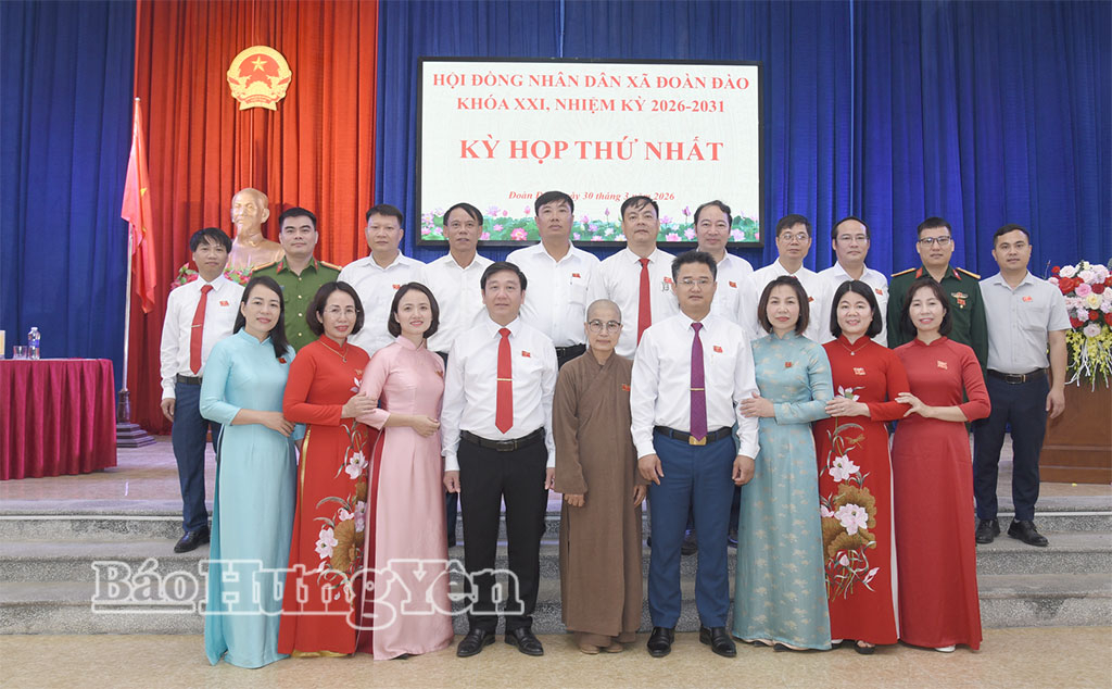 Các ông, bà trúng cử đại biểu HĐND xã Đoàn Đào khóa XXI, nhiệm kỳ 2026 - 2031 ra mắt tại kỳ họp. Ảnh: Nguyễn Khanh