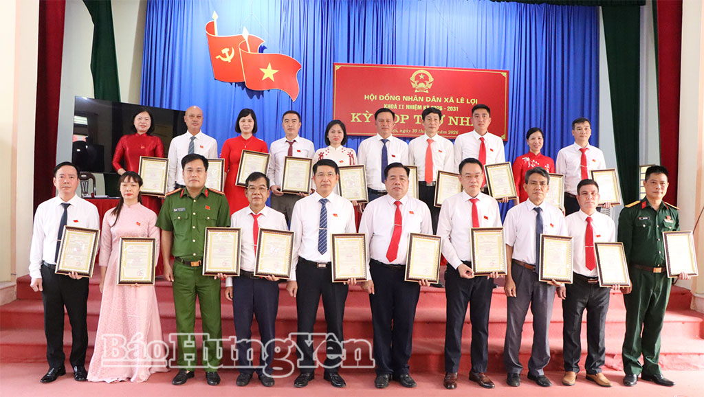 Trao giấy chứng nhận đại biểu HĐND xã Lê Lợi khóa II, nhiệm kỳ 2026 - 2031.