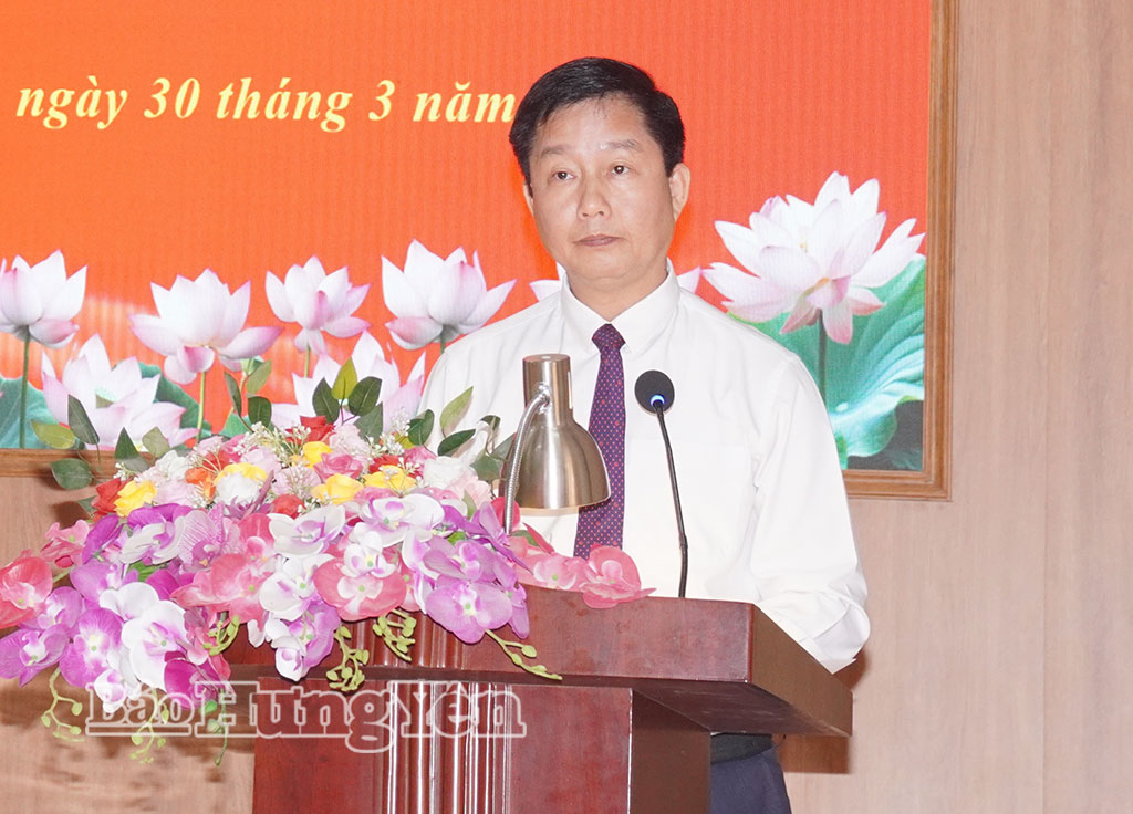 Đồng chí Vũ Thanh Vân, Ủy viên Ban Thường vụ Tỉnh ủy, Giám đốc Sở Công thương phát biểu tại kỳ họp.