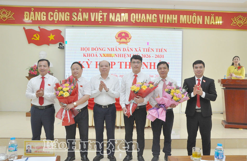 Đồng chí Phó Chủ tịch HĐND tỉnh Đặng Thanh Giang tặng hoa chúc mừng lãnh đạo UBND xã Tiên Tiến nhiệm kỳ 2026 - 2031. ĐĐồng chí Phó Chủ tịch HĐND tỉnh Đặng Thanh Giang phát biểu tại kỳ họp thứ nhất HĐND xã Tiên Tiến.
