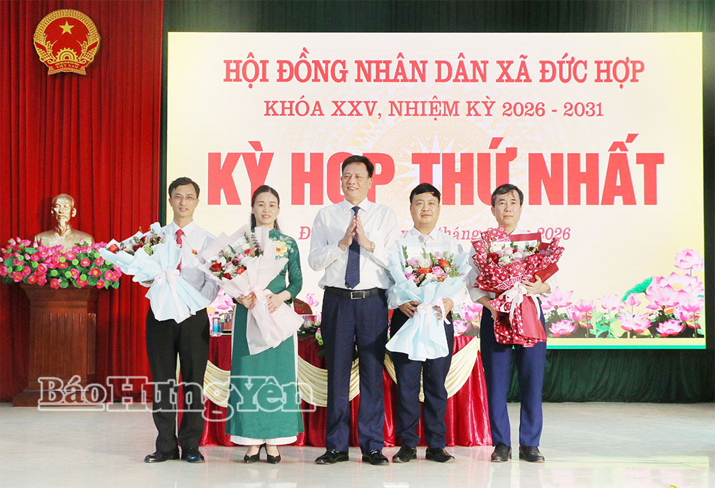 Đồng chí Vũ Kim Cứ, Ủy viên Ban Thường vụ Tỉnh ủy, Trưởng ban Quản lý Khu kinh tế tỉnh tặng hoa chúc mừng các đại biểu được bầu giữ các chức danh chủ chốt của xã.