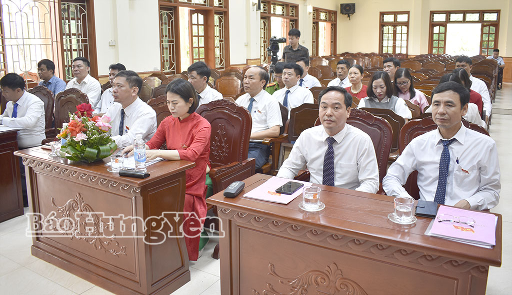 Đồng chí Vũ Ngọc Trì, Phó Chủ tịch HĐND tỉnh và các đại biểu dự kỳ họp.