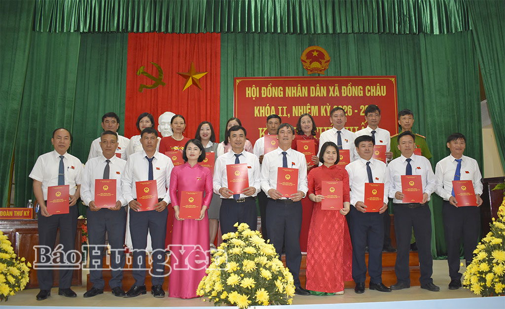 Lãnh đạo xã Đồng Châu trao chứng nhận đại biểu HĐND xã cho các đại biểu.