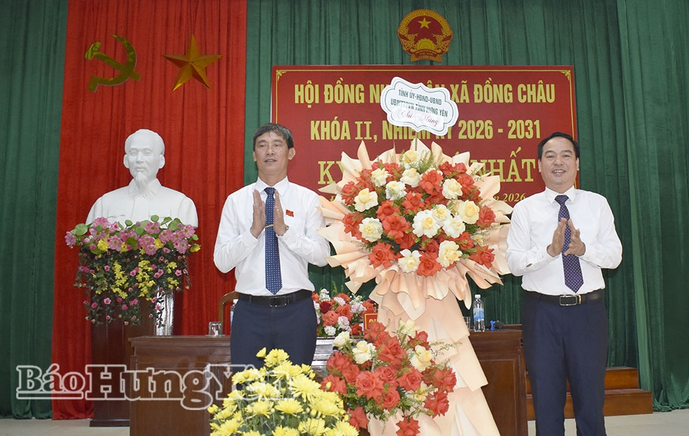 Đồng chí Vũ Ngọc Trì, Phó Chủ tịch HĐND tỉnh tặng hoa chúc mừng.