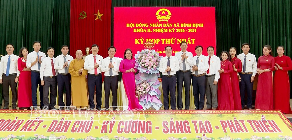 116171,dong,chi,vu,ngoc,tri,pho,chu,tich,hdnd,tinh,tang,hoa,chuc,mung,ky,hop,14594130,14595430.jpg