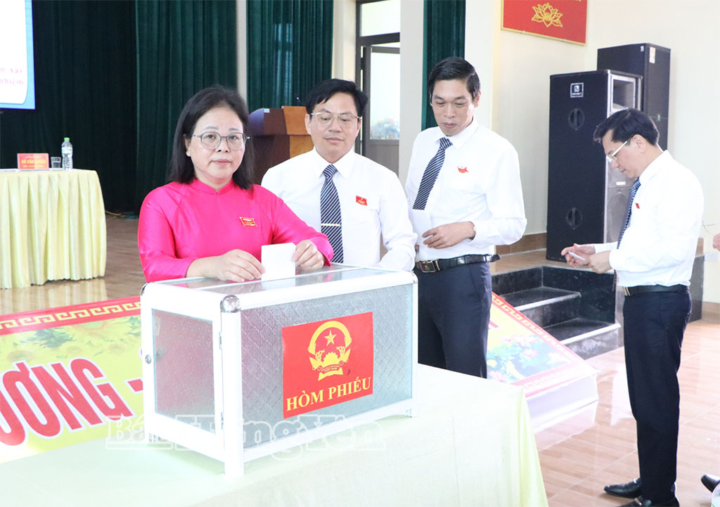 Các đại biểu bỏ phiếu bầu các chức danh chủ chốt của HĐND, UBND xã Bình Định, nhiệm kỳ 2026 - 2031.