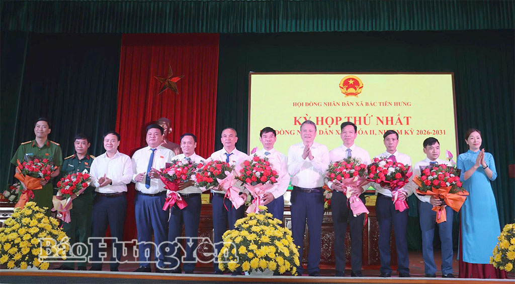 Lãnh đạo Báo và Phát thanh, Truyền hình Hưng Yên cùng Trưởng ban Văn hóa – Xã hội, HĐND tỉnh tặng hoa chúc mừng các đồng chí được bầu giữ các chức danh chủ chốt của UBND xã Bắc Tiên Hưng nhiệm kỳ 2026 – 2031.