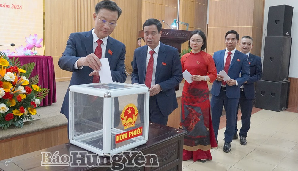 Các đại biểu bỏ phiếu bầu các chức danh chủ chốt của HĐND, UBND phường Trần Hưng Đạo nhiệm kỳ 2026 - 2031.